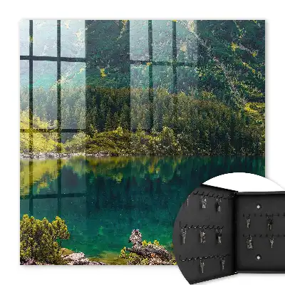 Idyllisch berglandschap in groen water