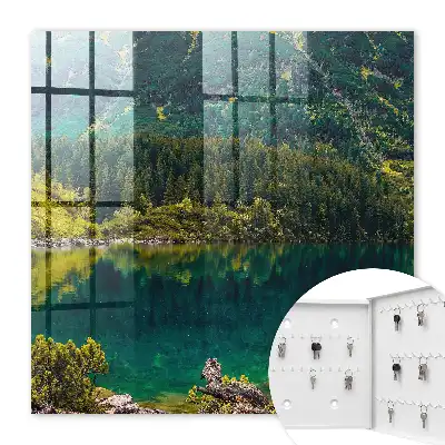 Idyllisch berglandschap in groen water