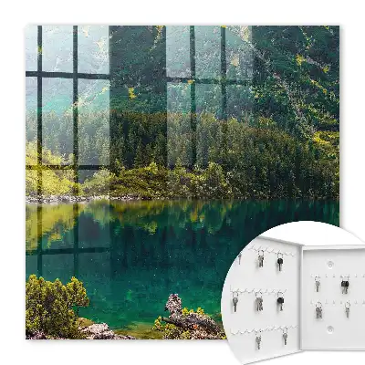 Idyllisch berglandschap in groen water