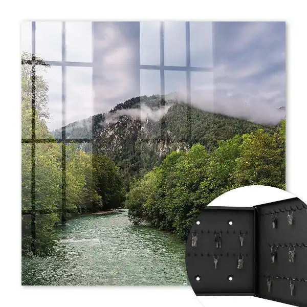Berglandschap met rivier en bos