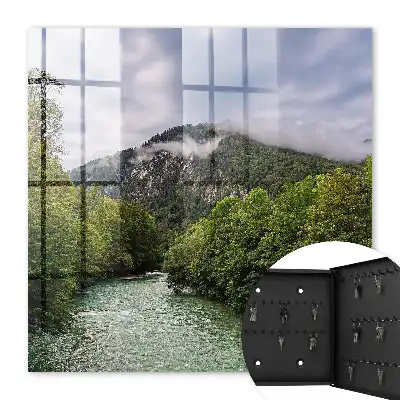 Berglandschap met rivier en bos