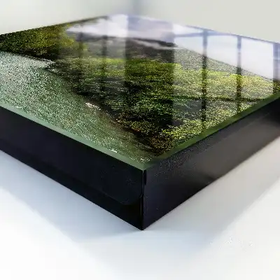 Berglandschap met rivier en bos