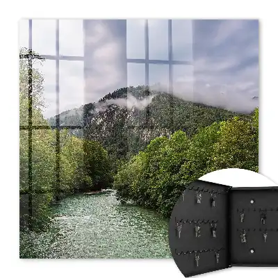 Berglandschap met rivier en bos