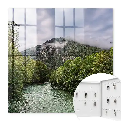 Berglandschap met rivier en bos
