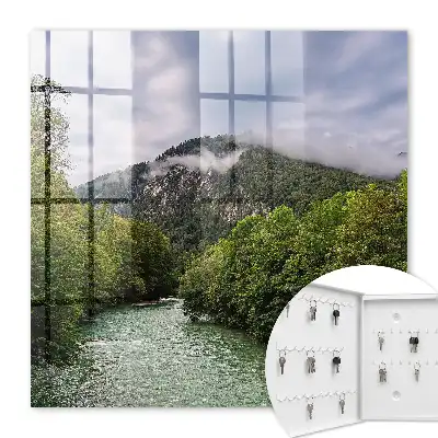 Berglandschap met rivier en bos