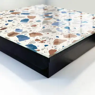 Mozaïek van steen met blauwe accenten