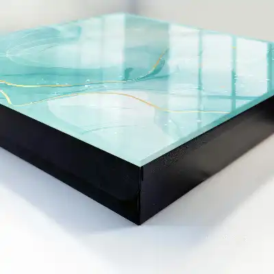 Turquoise oorbellen met druppelvormig design en lijnenspel