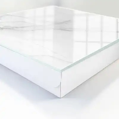 Marmeren tafel met verfijnde lijnen