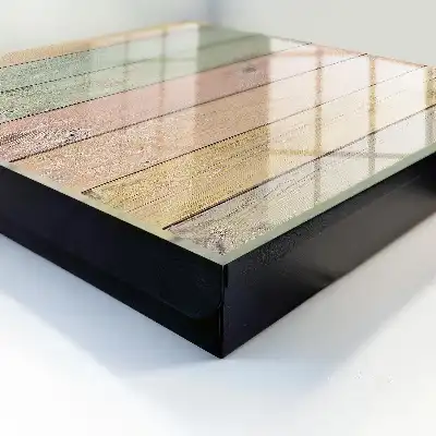 Pastelkleurige kartonnen platen met zichtbare houtnerf