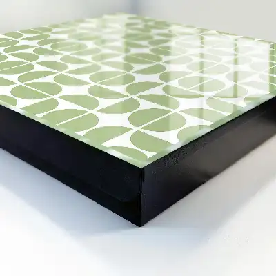 Groene geometrische vormen op een witte achtergrond