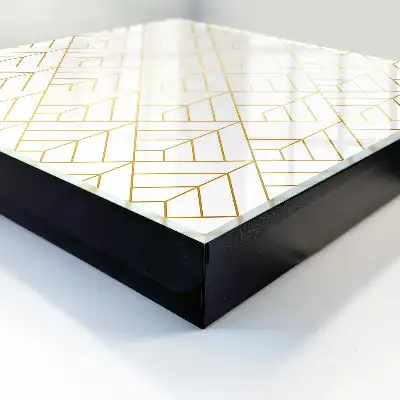 Stijlvolle wanddecoratie met geometrische vormen in heldere kleuren