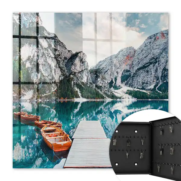 Berglandschap met boten en een aanlegsteiger