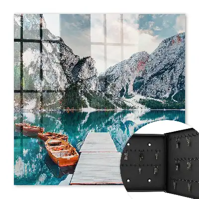 Berglandschap met boten en een aanlegsteiger