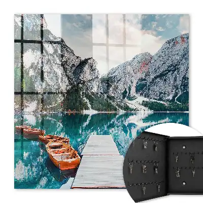 Berglandschap met boten en een aanlegsteiger