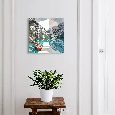 Berglandschap met boten en een aanlegsteiger
