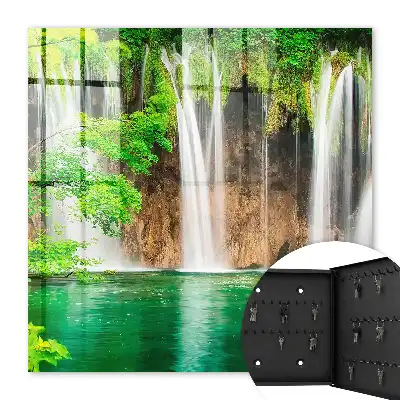 Groene waterval met turkoois water