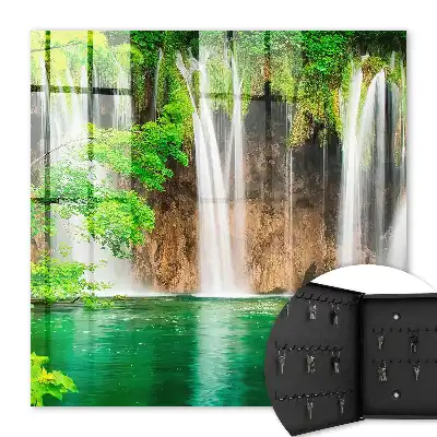 Groene waterval met turkoois water