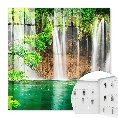 Groene waterval met turkoois water