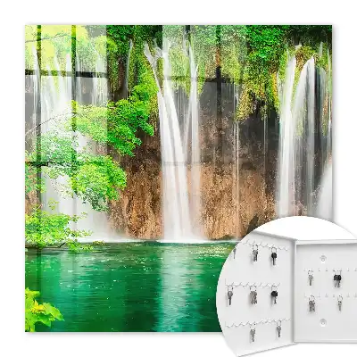 Groene waterval met turkoois water