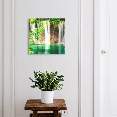 Groene waterval met turkoois water