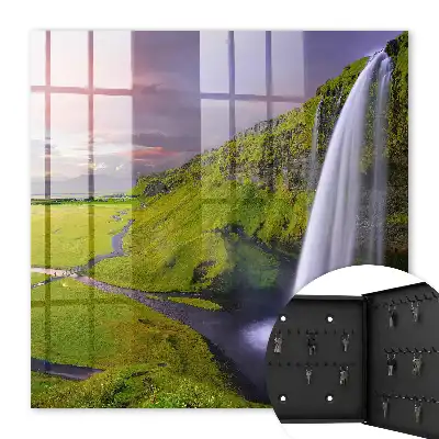 Bergwaterval onder een kleurrijke hemel