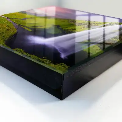 Bergwaterval onder een kleurrijke hemel