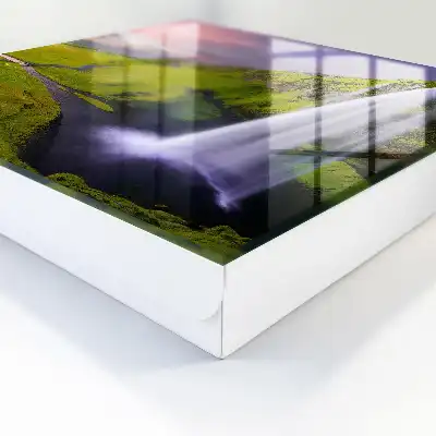 Bergwaterval onder een kleurrijke hemel