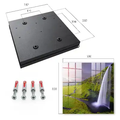 Bergwaterval onder een kleurrijke hemel