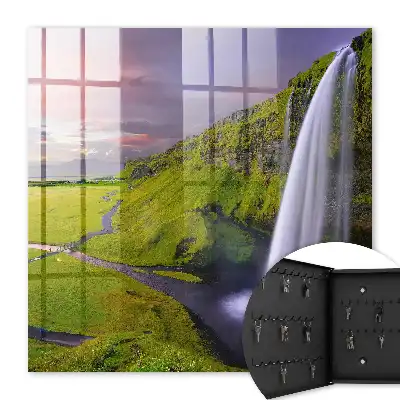 Bergwaterval onder een kleurrijke hemel