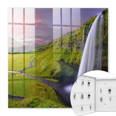 Bergwaterval onder een kleurrijke hemel