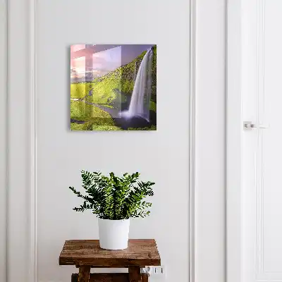 Bergwaterval onder een kleurrijke hemel