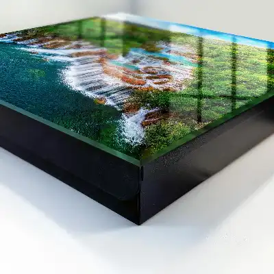 Watervallen van de natuur met weelderig groen