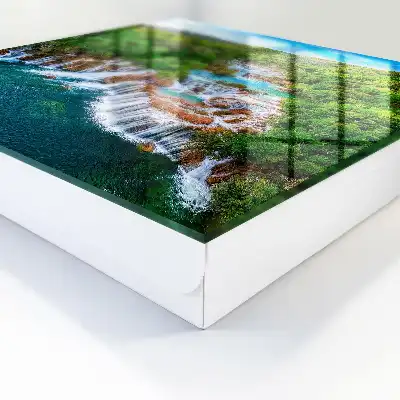 Watervallen van de natuur met weelderig groen