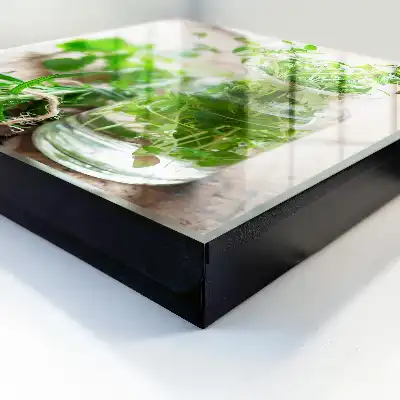 Groene kruiden in houten vaas