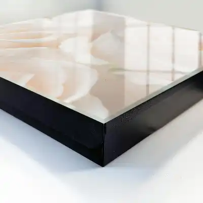 Crèmekleurige rozen in een rustgevende compositie