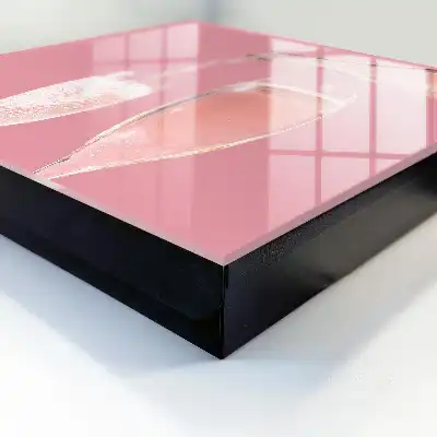 Champagneglazen met roze achtergrond