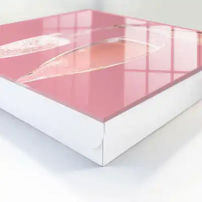 Champagneglazen met roze achtergrond