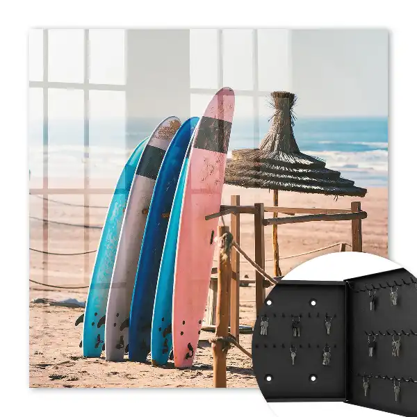 Strand met surfplanken onder een blauwe lucht