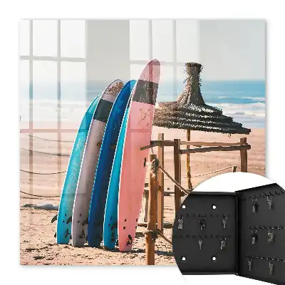 Strand met surfplanken onder een blauwe lucht