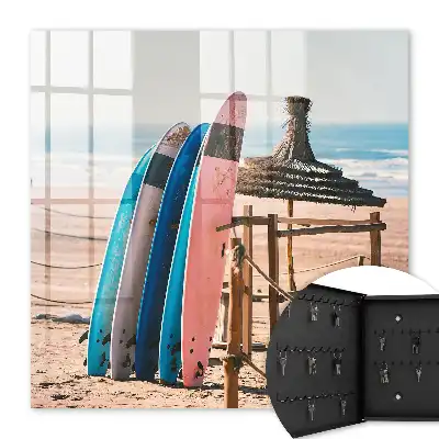 Strand met surfplanken onder een blauwe lucht