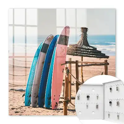 Strand met surfplanken onder een blauwe lucht