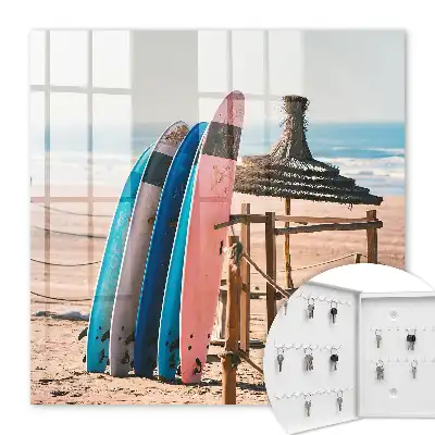 Strand met surfplanken onder een blauwe lucht