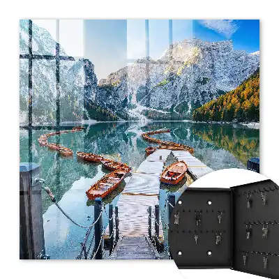 Berglandschap met houten boten