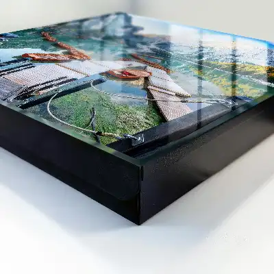 Berglandschap met houten boten