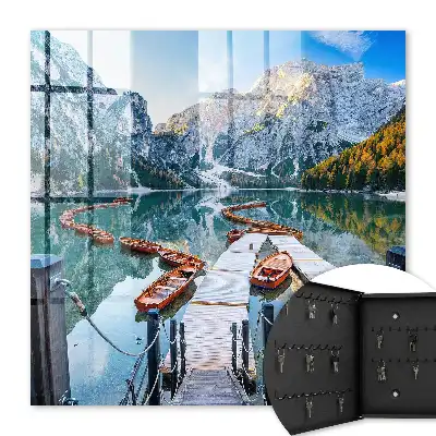 Berglandschap met houten boten