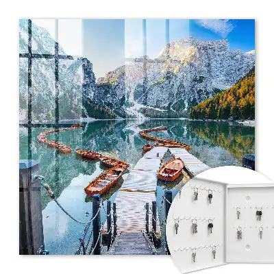 Berglandschap met houten boten