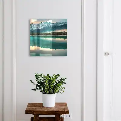 De weerspiegeling van de bergen in het wateroppervlak