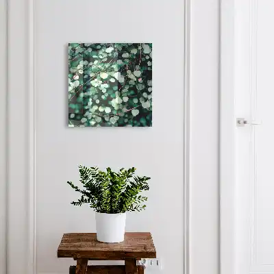 Rustgevend behang met groen bladerpatroon
