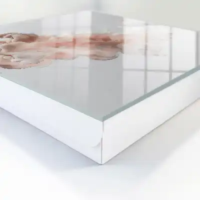 Vloeiende elegantie in roze en witte vormen