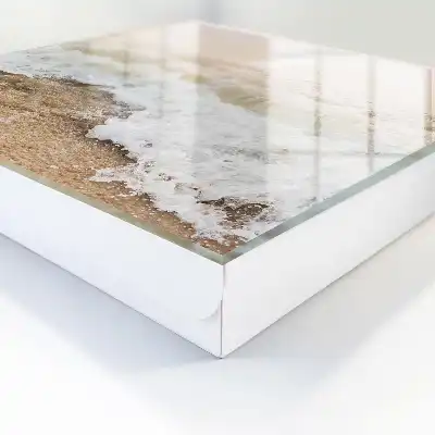 Zeegolf met zonnestralen